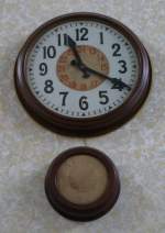 Uhr und Lautsprecher in der Bahnhofshalle in Quedlinburg.