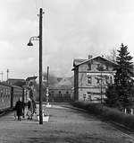 12. Januar 1983, Schmalspurbahn Radebeul Ost – Radeburg, Lok DR 99 1793 hält mit ihrem Zug in Friedewald Bad. Die drei Frauen waren wohl in der Stadt einkaufen. 