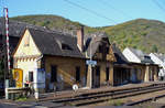 6.Oktober 2007: Haltepunkt Klotten an der Moselstrecke Koblenz - Trier. In welcher nostalgischen Weinstube werden wohl die ausgebauten Fenster ein Blickfang sein?