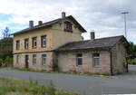 29.09.2015 Im Bahnhof Stammbach an der Strecke Neuenmarkt-Wirsberg - Hof standen zum Zeitpunkt der Aufnahme  noch Formsignale und ein einsamer Fahrdienstleiter versah im weitgehend verwaisten Bahnhofsgebäude seinen Dienst. Seitdem war ich nicht mehr dort.