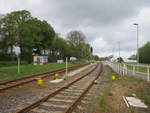 Zwei Gleise stehen auf dem Bahnhof Plate(Strecke Schwerin-Parchim)zur Verfügung,so das auch Zugkreuzungen möglich sind.Aufnahme vom Bahnübergang aus am 02.Mai 2020.