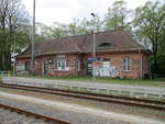 Das Bahnhofsgebäude von Plate(Strecke Schwerin-Parchim)am 02.Mai 2020.
