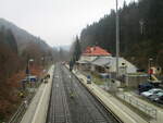 Der zweigleisige Bahnhof Gehlberg von der Fussgaängerbrücke aus am 24.April 2022.