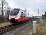 4758 015 mit mehreren weiteren Fahrzeugen auf der Fahrt nach München am BÜ  Stockbaurer Weg  in Aichstetten.