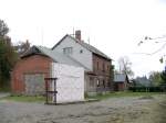 Der Bahnhof Elterlein von der Gleisseite aus gesehen, leider hatte jemand eine Betonplatte vorm Gterschuppen vergessen, die die Sicht auf das Bauwerk behinderte.