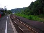 Der Bahnhof von Bad Karlshafen auf der Nordseite der Weser. Frher war die strecke Hxter-Northeim zweigleisig. zwar liegt teilweise das zweite gleis noch, wird aber nicht mehr genutzt.