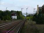 Bahnhofsausfahrt Mncheberg in der Mark: Freie Fahrt fr den Zug NEB5375   der NEB an der Signalbrcke gen Osten an der preussischen Ostbahn Richtung Kstrin.