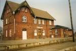 Das Bahnhofsgebude vom Kreuzungsbahnhof Sanitz an der Strecke Rostock-  Tessin im Februar 1998.