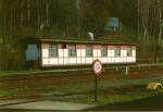Fugngerunterfhrung und Wartehalle in Meinersdorf am 24.04.01  Im Jahr 2005 ist vom Bahnhof Meinersdorf auer dem Empfangsgebude und einem Durchfahrgleis nichts mehr vorhanden