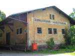 Gterschuppen Erdmannsdorf- Augustusburg, ziemlich demoliert, 01.07.06
So ein Gebude wrde ich mir von der Modellbahnindustrie wnschen. Schlicht, einfach... schsisch. Erdmannsdorf wre mit seiner Drahtseilbahn sowieso zum Nachbau wie geschaffen