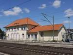 Die Tren gleisseitig zugemauert, aber ansonsten in ansehnlichem Zustand: ehemaliges EG Bahnhof Bienenbttel - von Uelzen kommend gesehen; 14.08.2012  