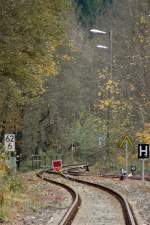 Das nordstliche Ende des Bahnhofes Rathmansdorf an der   Schsischen Semmering Bahn , auf genommen am 28.10.2012 gegen 15:37 Uhr. SH 2  zeigt  an: Heute kein Zugverkehr mglich.