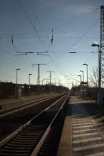 Wunderbares Dezemberfotolicht, aber weit und breit kein Zug zu sehen im Haltepunkt Frauenhain an der Strecke  Dresden - Elstererda. 27.12.2013 12:36 Uhr