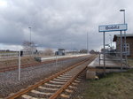 Ein Hauptgleis und ein Kreuzungsgleis das ist der Bahnhof Bobitz.Aufnahme vom Bahnhübergang aus am 20.März 2016.