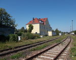 Das Bahnhofsgebäude von Ketzin mit dem rechts zusehenden,abgestellten SVT 18.16.07/10 am 27.August 2016.