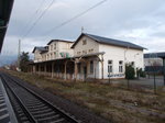 Auch das Bahnhofsgebäude von Makranstädt steht zum Kauf.Aufnahme vom 14.Februar 2016.