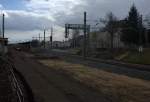 Ein letzter Schnappschu aus dem fahrenden Lnitzdackel auf den mitten im Umbau befindlichen Bahnhof Radebeul Ost, von Norden aus gesehen.
08.04.2012 gegen 13:00 Uhr 