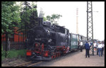 Achtung! Türen schließen am 18.5.1996! - Der Zug mit 99713 steht abfahrbereit im Schmalspurbereich des Bahnhof Radebeul nach Radeburg bereit.