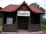 Der Haltepunkt Ramsen, im Donnersbergkreis, hat eine HOLZ-Schutzhütte mit Fahrkartenautomat.