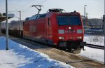 185 084-1 Railion zieht einen Flachwagen Güterzug durch Rathenow.