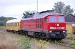 232 209-7 mit einem Funkmesswagen (60 80 09 - 24 200 - 9) steht am dem nicht mehr vorhanden Bahnsteig des Gleis 4 vom Rathenower Bahnhof. Sie kam aus Richtung Brandenburg. Musste in Rathenow umsetzen was bald 30min gedauert hat und ist nach der Einfahrt der MR51 in Richtung in Richtung Stendal abgefahren. 28.09.2010