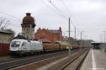 ES 64 U2 - 101 (182 601-5) Hupac im Dienst fr Raildox/SETG  mit Holzzug in Rathenow in Richtung Stendal unterwegs. 06.04.2011