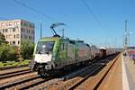 Durchfahrt am 26.08.2015 von 1016 023  Green Points  mit einem gemischten Güterzug in Regensburg Hbf in Richtung Süden.