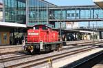 Durchfahrt am 26.08.2015 von 294 867-7 als Lokzug über Gleis 6 durch den Regensburger Hauptbahnhof in Richtung Norden.