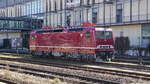 243 002 wartet am 09.03.2022 in Regensburg Hbf. auf ihren nächsten Einsatz.