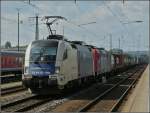Die Dispolok ES 64 U2-068 zieht die SBBCargo 482 037-9 sowie eine Gterzug durch den Bahnhof von Regensburg.