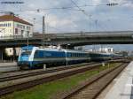 183 002 erreicht leicht versptet mit dem ALX 87012 aus Mnchen Hbf den Endbahnhof Regensburg, 11.08.2010