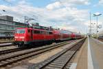 Nachdem die 111 213-5 am 24.06.2014 mit ihrem RE aus Nürnberg in Regensburg Hbf abgekommen ist, zieht sie ihre Garnitur aus dem Bahnhof in die Abstellgruppe.