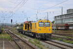DB Netzinstandhaltung 746 004  Regensburg  (D-DBMP 99 80 9110 004-5) am 05.08.2025 auf Rangierfahrt in Regensburg Hbf. Am Haken hatte er den 37 80 3939 114-9 D-DBMP. 