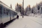 Personenzug aus Themar wartet in herrlicher Winterlandschaft auf Gegenzug aus Arnstadt im Bahnhof Rennsteig, Mrz 1998