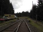 Die Ausfahrtsgleise Richtung Schmiedefeld und Ilmenau, am 23.08.2014 im Bahnhof Rennsteig. Vom gesicherten Bahnübergang aus fotografiert.