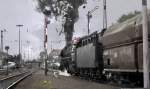 Ausfahrt frei!  Unter erheblicher Qualmentwicklung, verlsst die 042 105 mit ihrem Erzzug den Bahnhof Rheine.