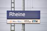 RHEINE (Kreis Steinfurt), 19.05.2013, Stationsschild am Bahnhof Rheine mit Zusatzinformationen über die Träger des ÖPNV