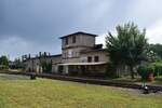 Blick auf das Vereinsgebäude der Arbeitsgemeinschaft Rheinsberger Bahnhof e.V.

Rheinsberg 26.07.2023