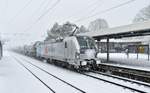 Dichtes Schneetreiben herrschte heute Mittag in Rheydt Hbf als die Railpool 193 817-4 mit einem Kesselwagenzug vor dem KST in Gleis3 auf die Weiterfahrt warten musste.