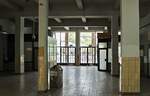 Die Eingangshalle des Hauptbahnhofes Rheydt am 09.06.2021. Hier ist nichts mehr geöffnet...