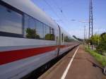 Ein ICE durchfhrt den Bahnhof Riegel DB richtung Offenburg. (Frhling 2008)