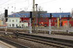 Die Lichtsignalgruppe Richtung Dresden, am 13.02.2023 im Bahnhof Riesa.