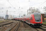 Der RE 16515 von Leipzig Hbf nach Dresden Hbf, am 13.02.2023 bei der Ausfahrt in Riesa.