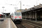 DB 146 559-0 mit dem IC 2445 von Köln Hbf nach Dresden Hbf, am 13.02.2023 beim Halt in Riesa.