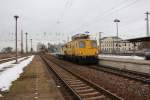 Am 01.03.13 fhrt ein Motorturmwagen von Balfour Beatty in den Bahnhof Riesa.