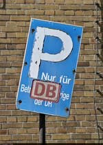 Bahn-Infrastruktur in Röblingen am See    Sogar der Parkplatz vor dem Fahrdienstleiter-Stellwerk versprüht noch ein wenig Reichsbahn-Atmosphäre - wenn auch erst auf den zweiten Blick.