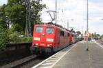 # Roisdorf 26  Die 151 168-2 mit Schwesterlok, beide von Railpool mit einem Güterzug aus Köln kommend durch Roisdorf bei Bornheim in Richtung Bonn/Koblenz.