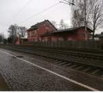 Das ehemailge Bahnhofsgebäude Rommerskirchen in Rosa.
Beim genaueren hinsehen sieht man die ungestrichene Stelle wo einst ein Schild den Rommerskirchen Bahnhof anzeigte. 20.2.14 