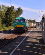 Mit einem Kastelzug kommt eine mir unbekannte 272 durch Rommerskirchen gefahren in Richtung Rheydt. 11.10.2015