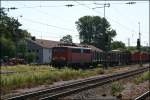 140 506 durchfhrt am 25.06.2007 den Bahnhof Rosenheim mit leeren Holztransportwaggons Richtung Mnchen.